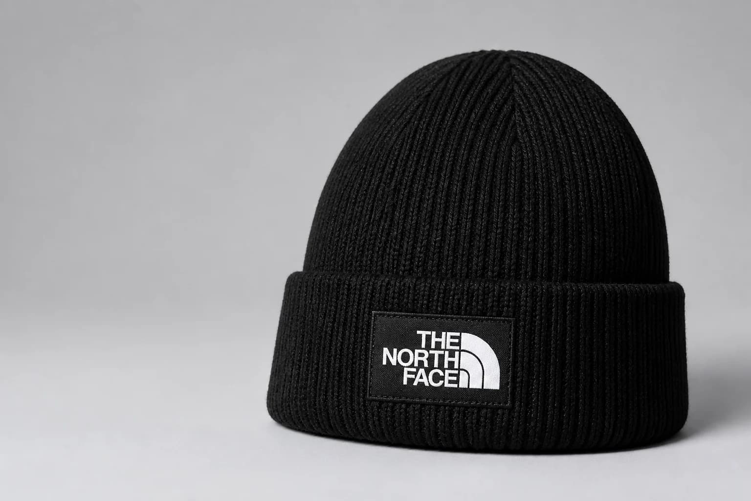 Czarna prążkowana czapka The North Face z prostokątną naszywką